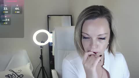 Snapshot of tilly_eliot chatting on February 4, 2025, 9:10 pm Tilly online show from February 4, 2025, 9:10 pm