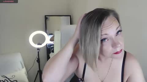 Snapshot of tilly_eliot chatting on February 6, 2025, 12:26 pm Tilly online show from February 6, 2025, 12:26 pm