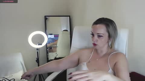 Snapshot of tilly_eliot chatting on February 9, 2025, 9:17 pm Tilly online show from February 9, 2025, 9:17 pm
