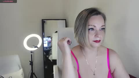 Snapshot of tilly_eliot chatting on February 10, 2025, 4:36 pm Tilly online show from February 10, 2025, 4:36 pm