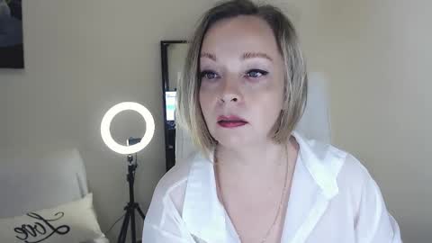 Snapshot of tilly_eliot chatting on March 2, 2025, 8:40 pm Tilly online show from March 2, 2025, 8:40 pm