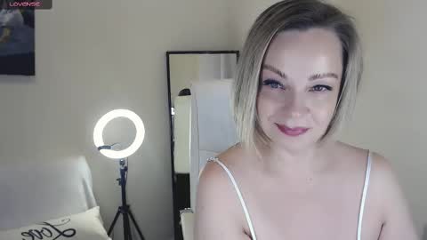 Snapshot of tilly_eliot chatting on March 9, 2025, 8:21 pm Tilly online show from March 9, 2025, 8:21 pm