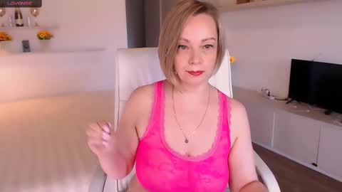 Snapshot of tilly_eliot chatting on October 10, 2025, 5:56 pm Tilly online show from October 10, 2025, 5:56 pm