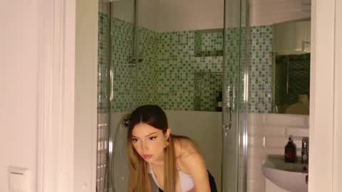 Snapshot of tinapie chatting on May 26, 2026, 1:40 pm Tina online show from May 26, 2026, 1:40 pm