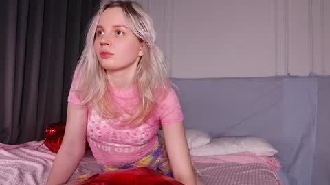 tinasiner online show from February 5, 2025, 1:44 pm