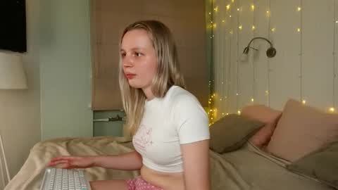 tinasiner online show from September 19, 2025, 3:34 pm