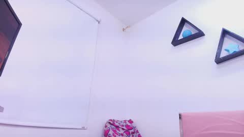 tinkerbell online show from September 22, 2025, 7:27 pm