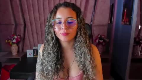 Snapshot of tiny_love_ chatting on February 13, 2025, 3:18 am tiny online show from February 13, 2025, 3:18 am