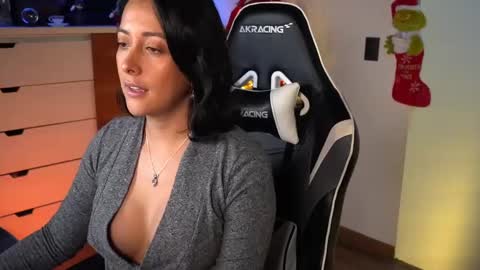 Snapshot of tiny_panther chatting on December 26, 2024, 9:15 pm Ana Molly online show from December 26, 2024, 9:15 pm