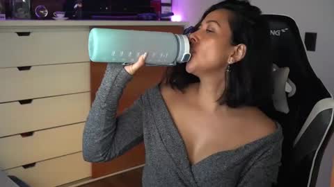 Snapshot of tiny_panther chatting on January 21, 2025, 1:18 am Ana Molly online show from January 21, 2025, 1:18 am