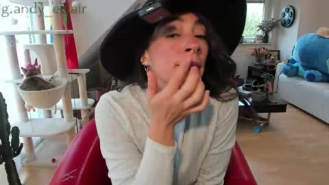 Snapshot of tiny_williams chatting on September 27, 2025, 6:51 am Tiny online show from September 27, 2025, 6:51 am