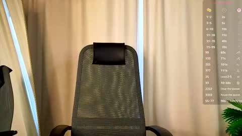 Snapshot of tinyanie chatting on December 1, 2025, 7:02 am Annie online show from December 1, 2025, 7:02 am