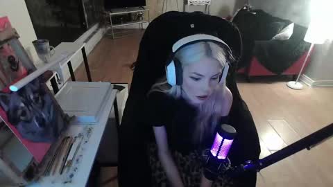 stage Kylie Sinner  brand CLITBAIT online show from February 9, 2025, 3:22 am