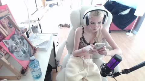 stage Kylie Sinner  brand CLITBAIT online show from February 10, 2025, 2:48 pm