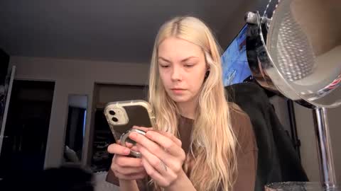 stage Kylie Sinner  brand CLITBAIT online show from February 13, 2025, 11:17 am