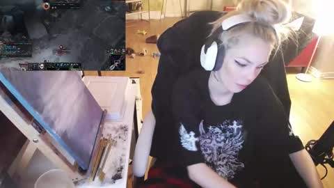 stage Kylie Sinner  brand CLITBAIT online show from February 20, 2025, 9:11 am