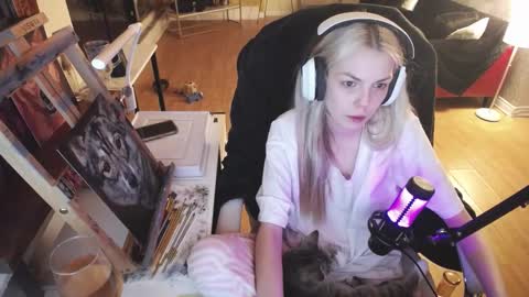 stage Kylie Sinner  brand CLITBAIT online show from February 23, 2025, 4:07 am