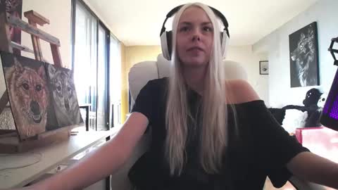 stage Kylie Sinner  brand CLITBAIT online show from September 25, 2025, 11:14 am