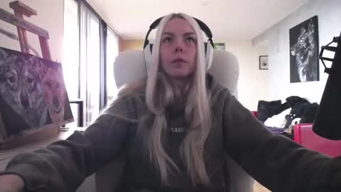 stage Kylie Sinner  brand CLITBAIT online show from October 30, 2025, 7:36 pm