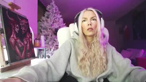 stage Kylie Sinner  brand CLITBAIT online show from December 15, 2025, 9:08 pm