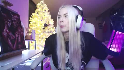 stage Kylie Sinner  brand CLITBAIT online show from December 19, 2025, 8:43 am