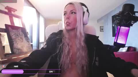 stage Kylie Sinner  brand CLITBAIT online show from March 17, 2026, 10:02 pm