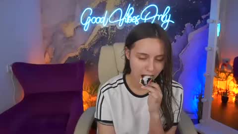 tinynataliee online show from June 26, 2026, 7:46 am