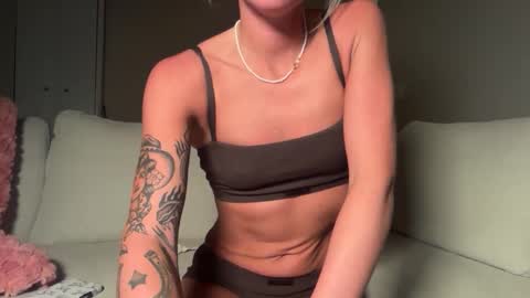 Snapshot of tinytayy chatting on June 3, 2026, 3:42 am tinytayy online show from June 3, 2026, 3:42 am
