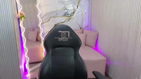 Snapshot of tiphany_tay chatting on February 18, 2026, 7:21 pm Tiphanyy online show from February 18, 2026, 7:21 pm