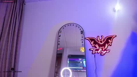   Independent model online show from October 5, 2025, 11:46 pm