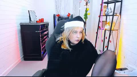 Tolli Moll online show from December 27, 2024, 12:23 pm