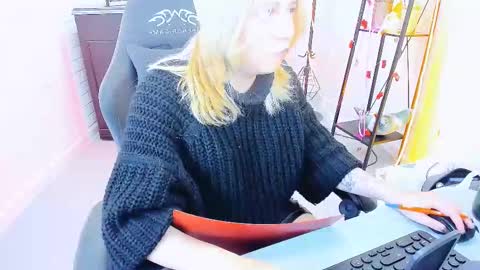 Tolli Moll online show from December 27, 2024, 3:26 pm