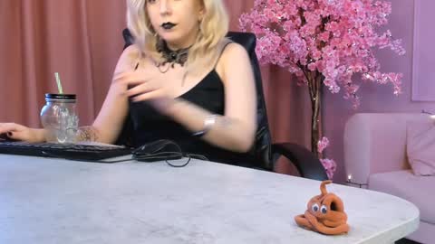 Tolli Moll online show from January 31, 2025, 12:07 pm