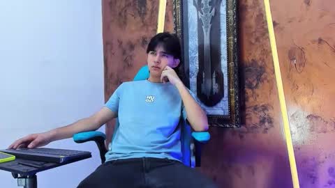 tom_hot20 online show from November 20, 2025, 12:38 pm