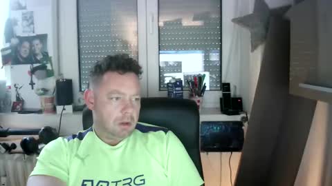 Snapshot of tomame_ chatting on December 15, 2024, 7:35 am tomame_ online show from December 15, 2024, 7:35 am