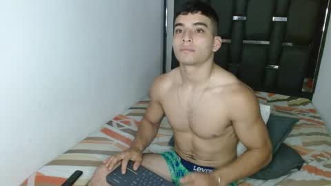 tomaz_18 online show from April 19, 2026, 9:52 am