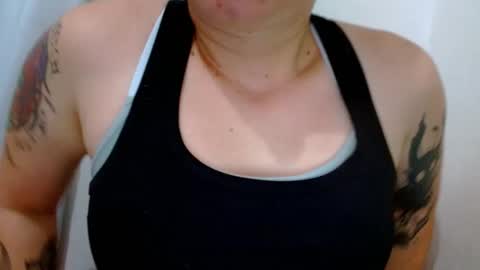 Snapshot of tomboyblue chatting on January 15, 2026, 10:24 pm Blue online show from January 15, 2026, 10:24 pm