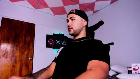 Snapshot of tommy_sccott chatting on January 22, 2025, 2:15 am tommy_sccott online show from January 22, 2025, 2:15 am