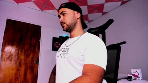 Snapshot of tommy_sccott chatting on January 30, 2025, 2:49 am tommy_sccott online show from January 30, 2025, 2:49 am