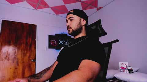 Snapshot of tommy_sccott chatting on February 16, 2025, 2:42 am tommy_sccott online show from February 16, 2025, 2:42 am