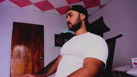 Snapshot of tommy_sccott chatting on February 19, 2025, 3:06 am tommy_sccott online show from February 19, 2025, 3:06 am