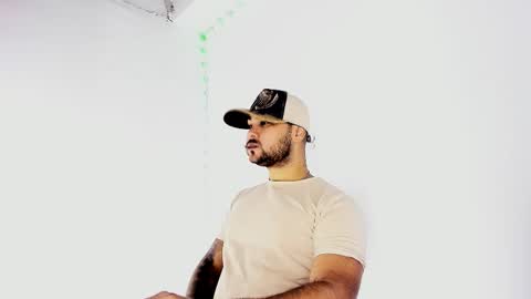 Snapshot of tommy_sccott chatting on September 17, 2025, 10:33 pm tommy_sccott online show from September 17, 2025, 10:33 pm