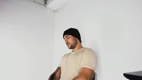 Snapshot of tommy_sccott chatting on October 28, 2025, 11:51 pm tommy_sccott online show from October 28, 2025, 11:51 pm