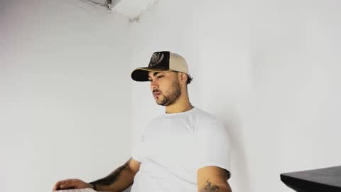 Snapshot of tommy_sccott chatting on November 1, 2025, 10:34 pm tommy_sccott online show from November 1, 2025, 10:34 pm