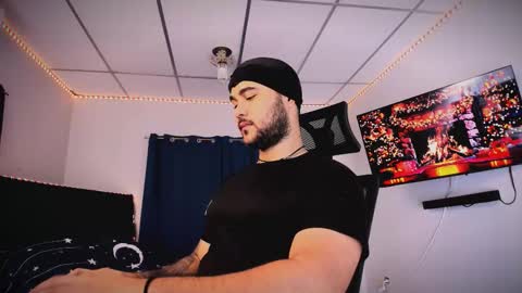 Snapshot of tommy_sccott chatting on December 17, 2025, 10:27 pm tommy_sccott online show from December 17, 2025, 10:27 pm