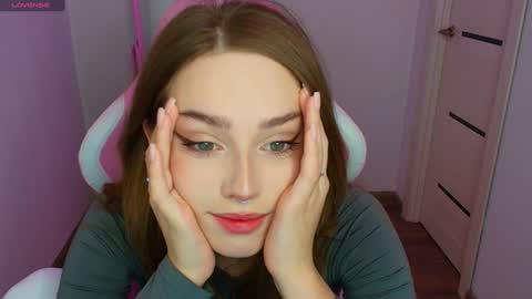 Snapshot of top_twins chatting on December 8, 2024, 3:21 am Yara online show from December 8, 2024, 3:21 am