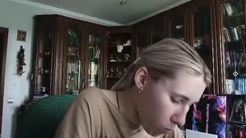Snapshot of tranhardisty chatting on June 18, 2026, 8:47 am Lesly online show from June 18, 2026, 8:47 am