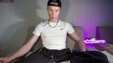 Snapshot of travis_gracile chatting on June 19, 2026, 9:02 am Travis online show from June 19, 2026, 9:02 am