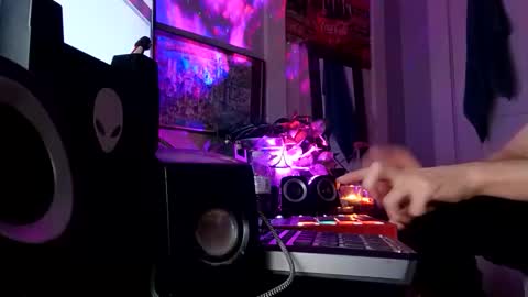 travism211 online show from November 27, 2025, 6:43 pm