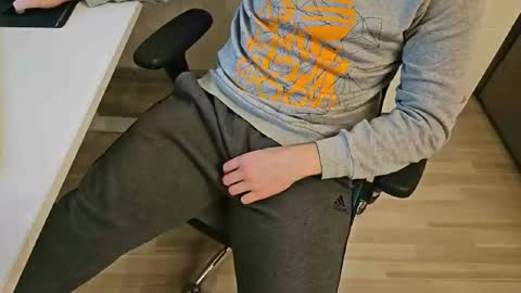 tree1989 online show from January 7, 2025, 8:10 pm